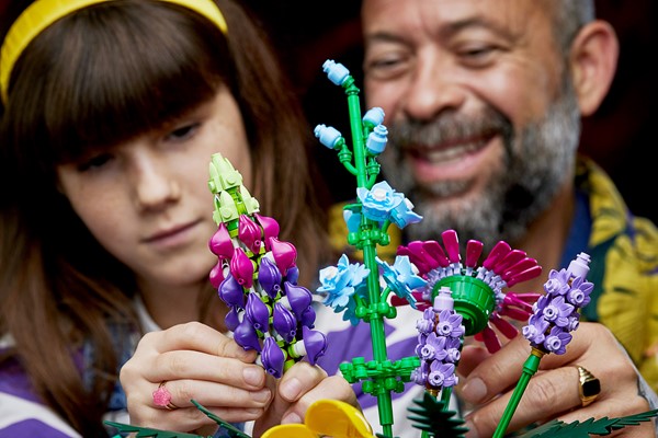 Foto van speelgoed LEGO_icons_BoeketMetWildeBloemen_10313_lifestyle.jpg